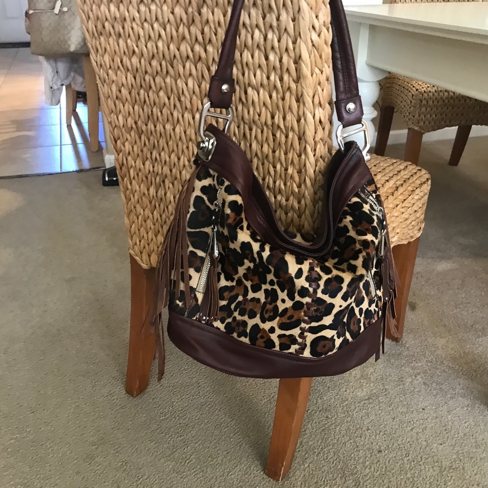 Bucket style shoulder bag